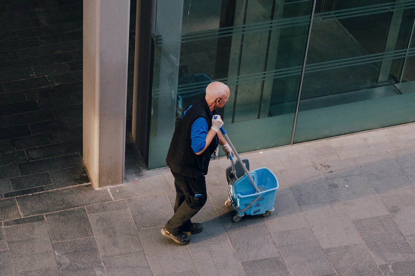 Agent de propreté avec son chariot de nettoyage