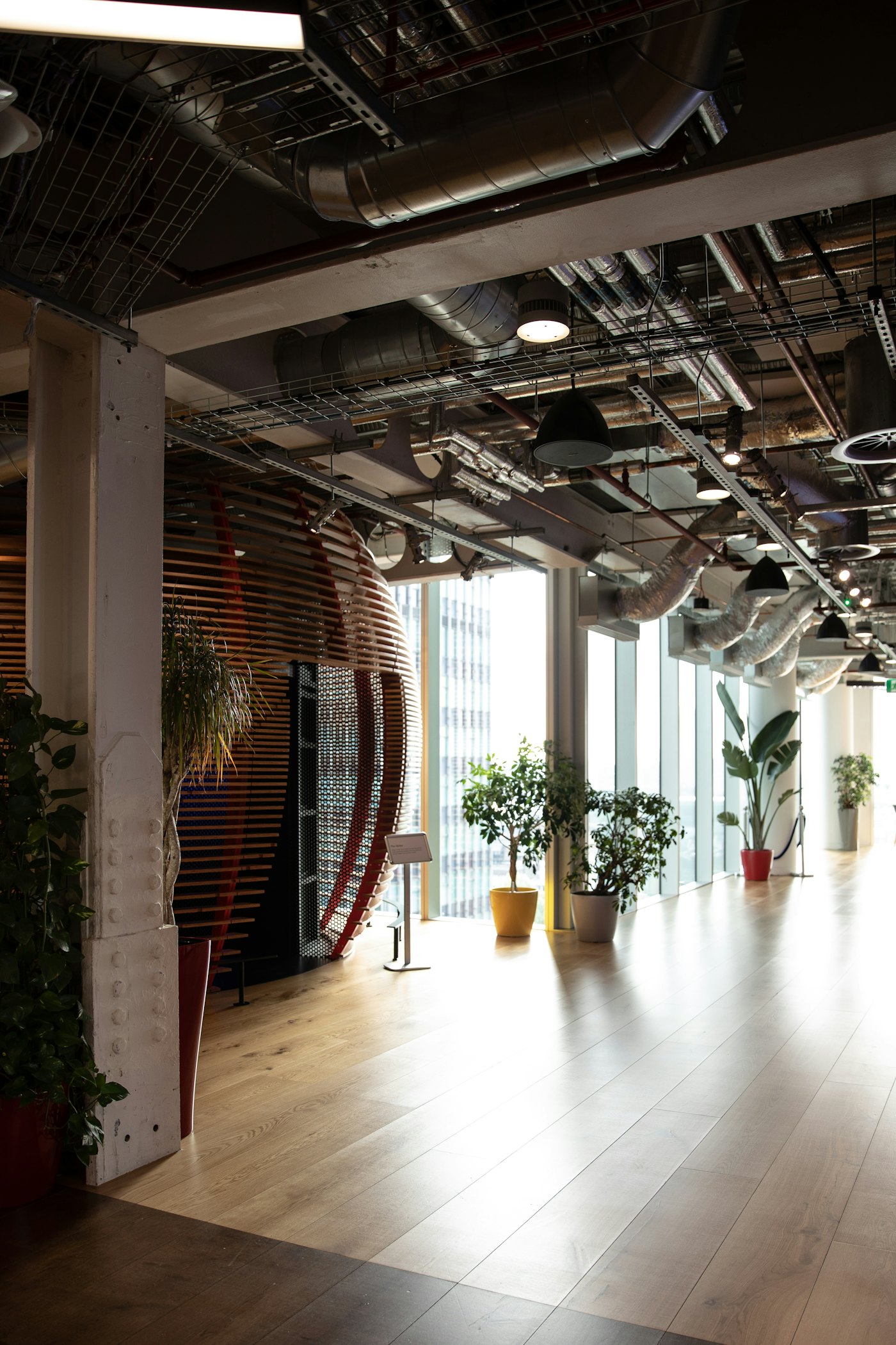 Espace de bureaux avec plantes entretenues