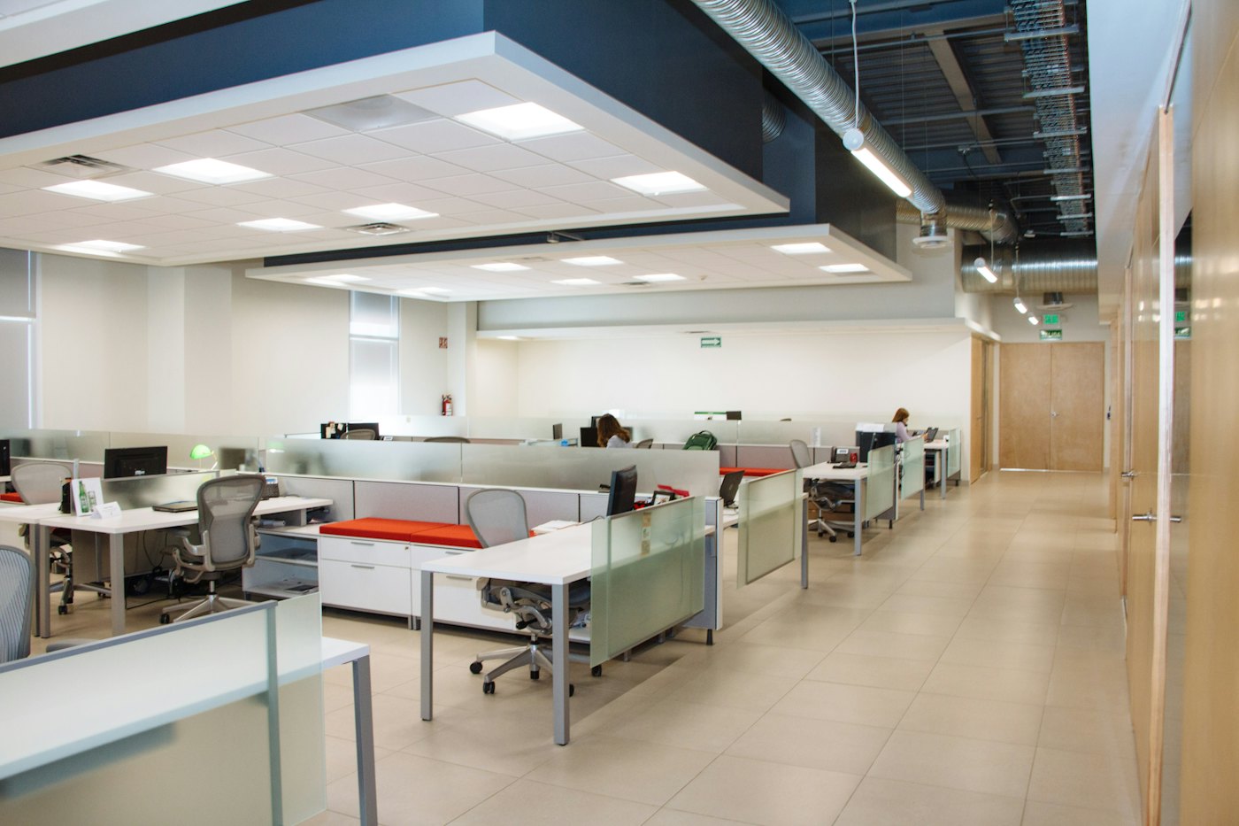 Open space de bureaux propre et lumineux