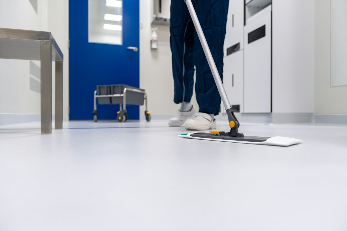 Lavage du sol d’un couloir d’établissement de santé