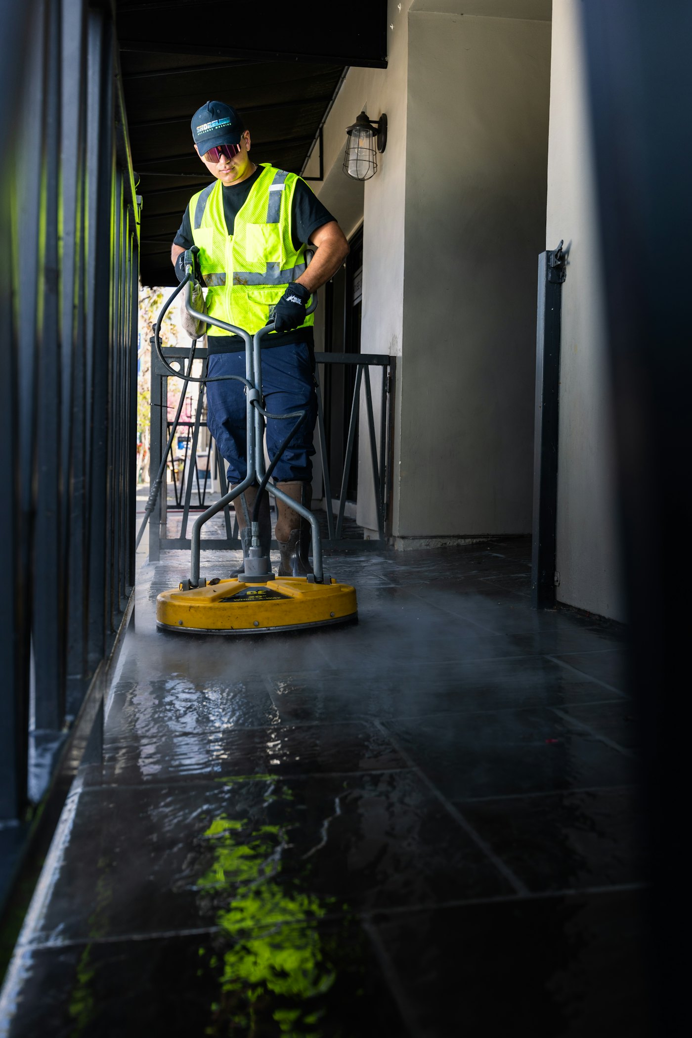Traitement et lavage mécanisé d’un sol pendant une remise en état